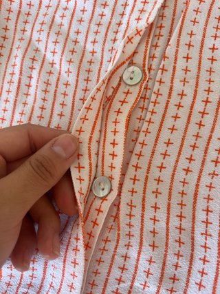 Blusa rosa y blanca con estampado
