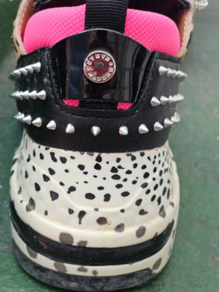 Zapatillas deportivas con tachuelas y leopardo