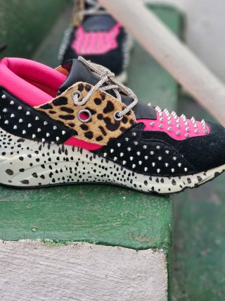 Zapatillas deportivas con tachuelas y leopardo