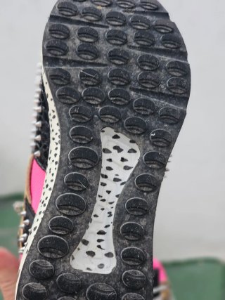 Zapatillas deportivas con tachuelas y leopardo