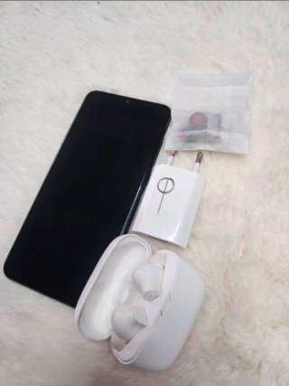 Telemóvel Preto com Acessórios Fones e Carregador