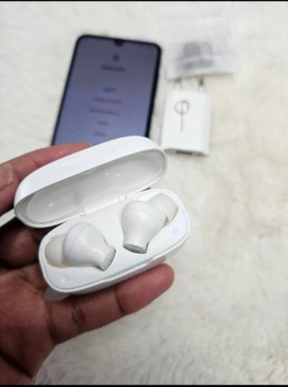 Telemóvel Preto com Acessórios Fones e Carregador