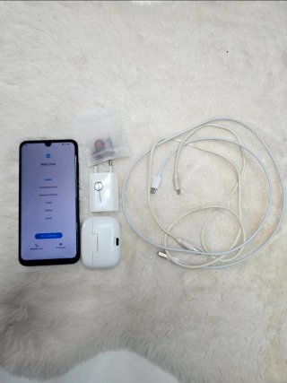 Telemóvel Preto com Acessórios Fones e Carregador