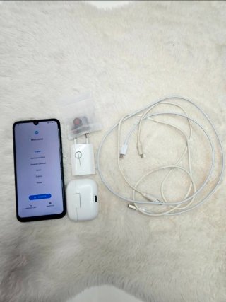 Telemóvel Preto com Acessórios Fones e Carregador