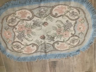 Alfombra ovalada con flecos y flores