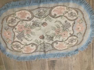 Alfombra ovalada con flecos y flores