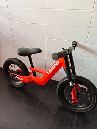 Bicicleta de equilibrio roja BERG Biky sin pedales