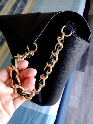 Borsa nera con catena dorata, maxi bag perfetta