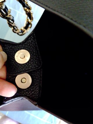 Borsa nera con catena dorata, maxi bag perfetta