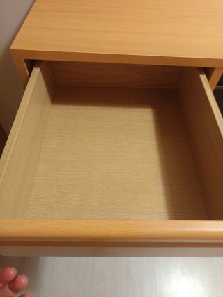 Cómoda de madera con cajones