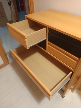 Cómoda de madera con cajones