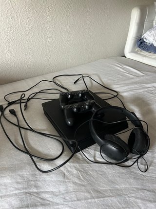 PS4 Slim 250GB Negra + Auriculares + dos mandos