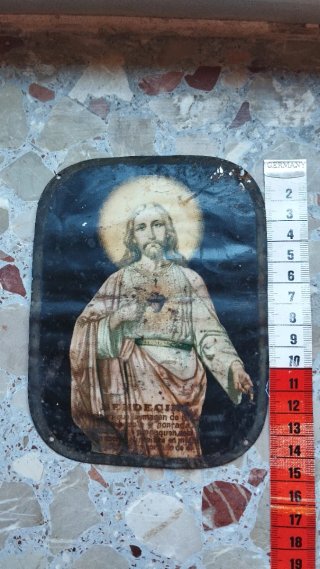 Antigua chapa religiosa de puera