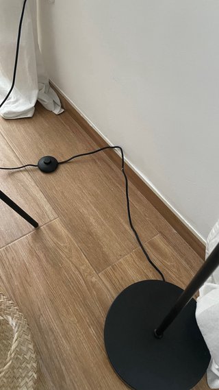 Lámpara de pie negra moderna