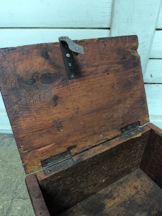 Caja de madera antigua.