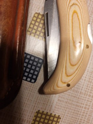 Navaja de bolsillo con funda de cuero
