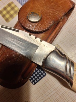 Navaja de bolsillo con funda de cuero