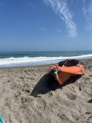 Kayak naranja y negro
