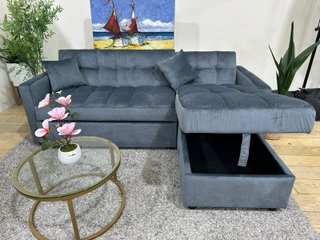 Sofá modular gris con cojines