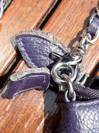 Bolso piel morado con correa de cadena