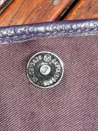 Bolso piel morado con correa de cadena
