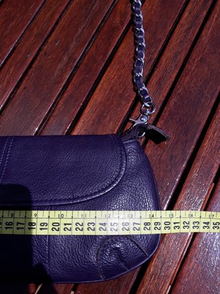 Bolso piel morado con correa de cadena