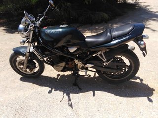 Moto Naked Negra y Verde