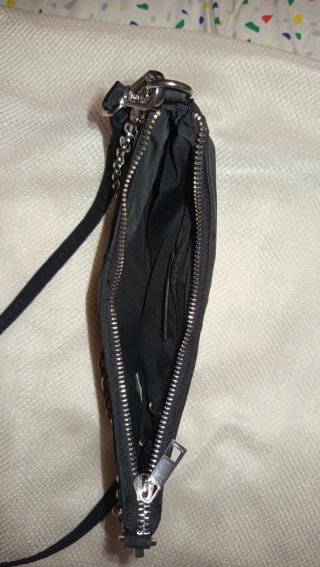 Bolso negro pequeño con cadena