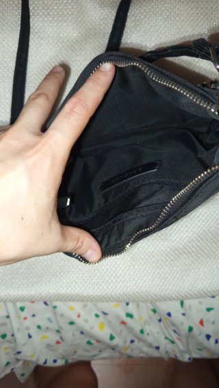 Bolso negro pequeño con cadena