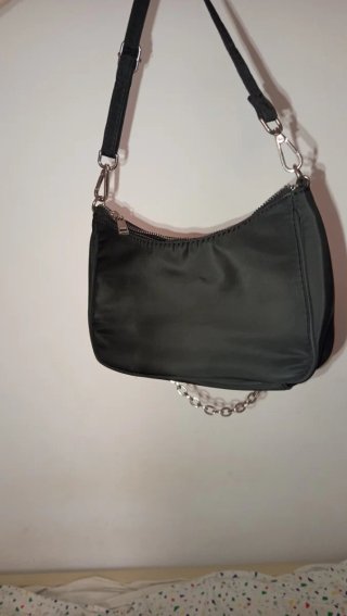 Bolso negro pequeño con cadena