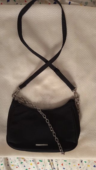 Bolso negro pequeño con cadena
