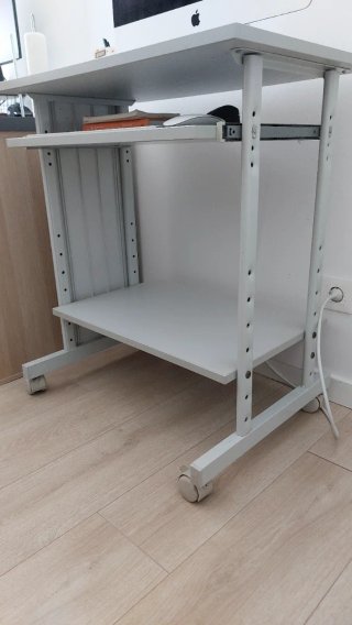 Escritorio con ruedas. Medidas 70x 79x 45 cm
