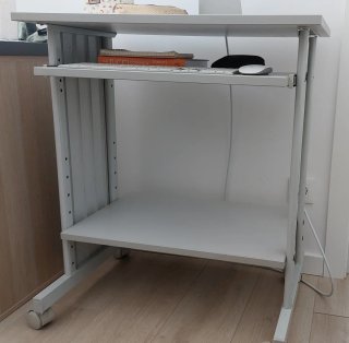Escritorio con ruedas. Medidas 70x 79x 45 cm