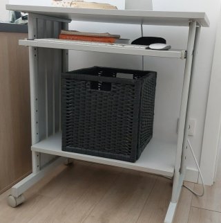 Escritorio con ruedas. Medidas 70x 79x 45 cm