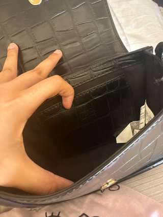 Bolso negro con detalle dorado