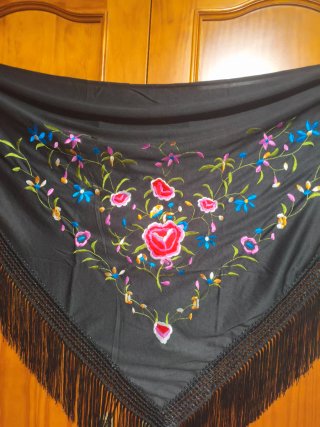 Mantón Flamenco Bordado Flores Negro