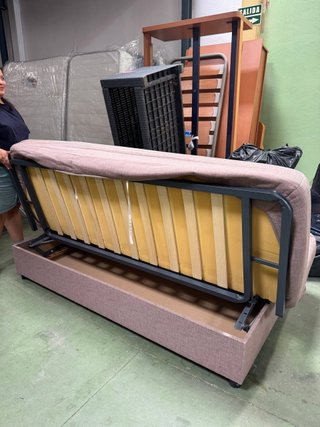 Sofá cama beige con arcón