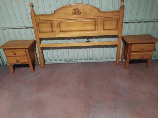 Cabecero, mesillas de madera y colchón.