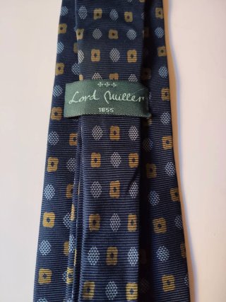 Corbata azul y dorada con estampado