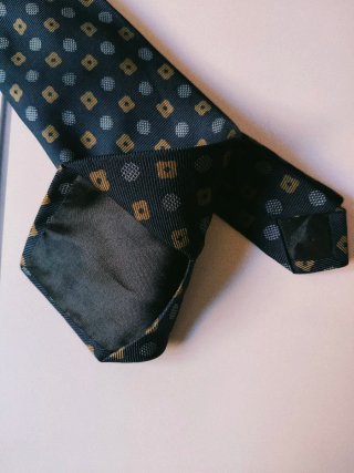 Corbata azul y dorada con estampado