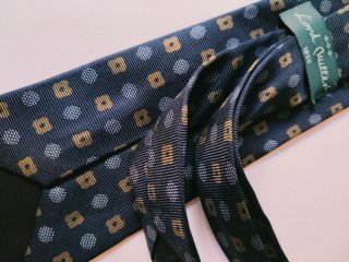 Corbata azul y dorada con estampado