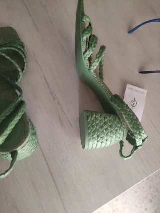 Sandalias verdes trenzadas sin usar