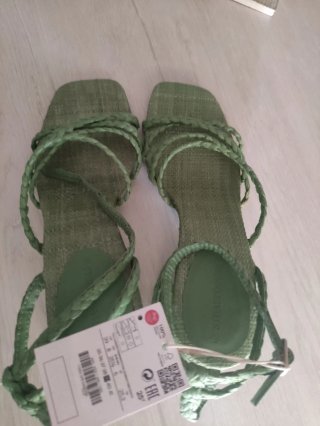 Sandalias verdes trenzadas sin usar