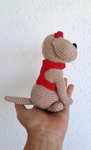 Labrador Amigurumi con Arnés y flor. ULTIMA UNIDAD