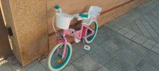 Bicicleta infantil rosa con cesta