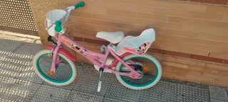Bicicleta infantil rosa con cesta