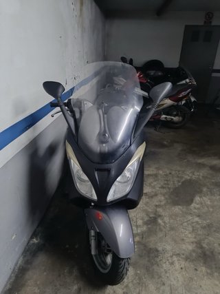Aprilia 125 Maxi Scooter Negra/Gris
