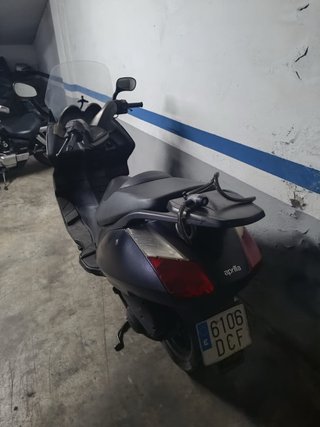 Aprilia 125 Maxi Scooter Negra/Gris