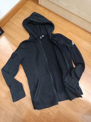 Chaqueta Adidas negra con logo lateral
