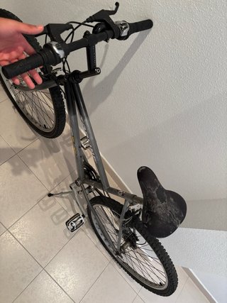 Bicicleta antigua barata, neumatico trasero pincho